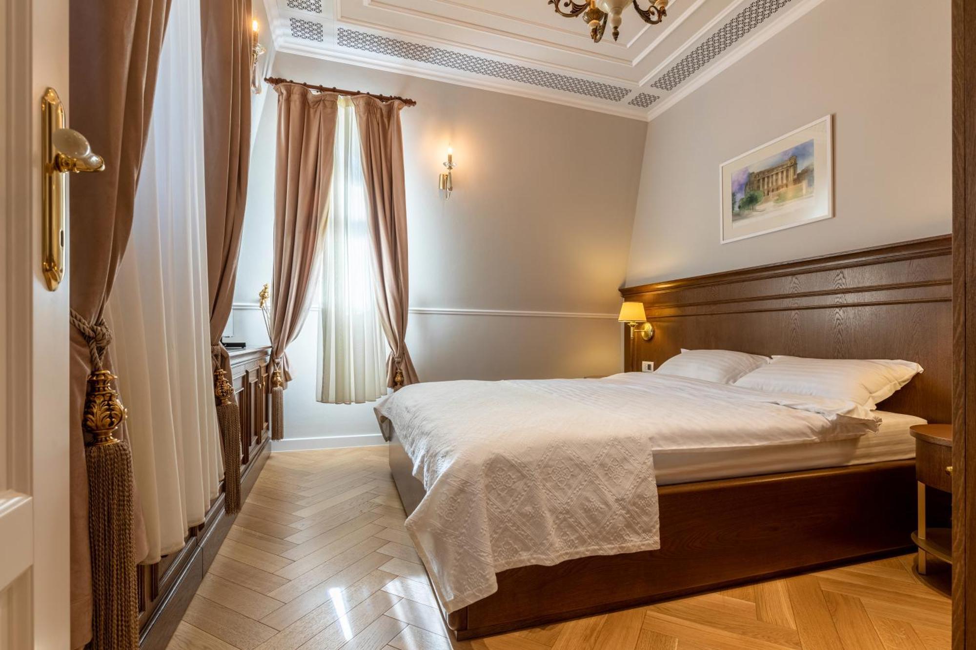 Templum Clava Hotel Bucureşti Ngoại thất bức ảnh